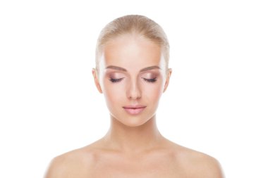 Genç ve sağlıklı bir kız güzel yüzü. Cilt Bakımı, kozmetik ve yüz kavramı kaldırma.