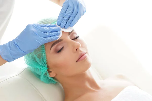 Cosmetologist Limpeza Rosto Uma Jovem Mulher Com Algodão Almofadas Removendo — Fotografia de Stock