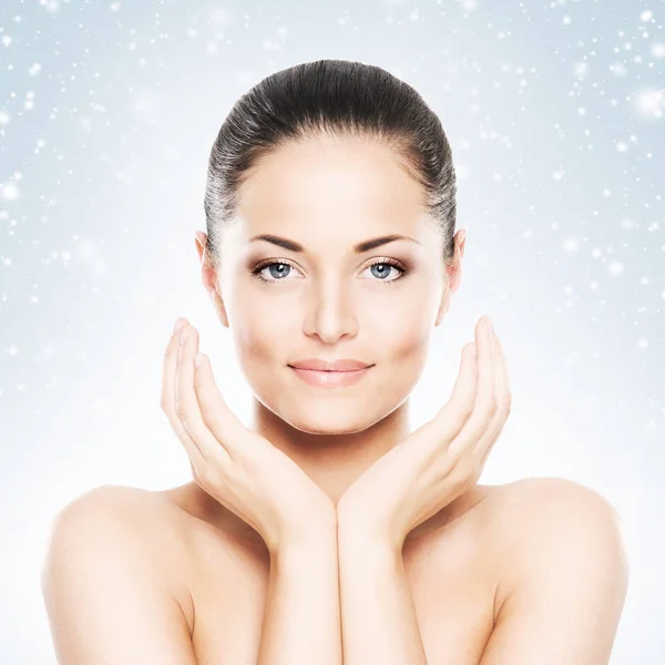 Zimowe Portret Młodej Pięknej Kobiety Lifting Twarzy Kosmetyki Koncepcji Opieki — Zdjęcie stockowe