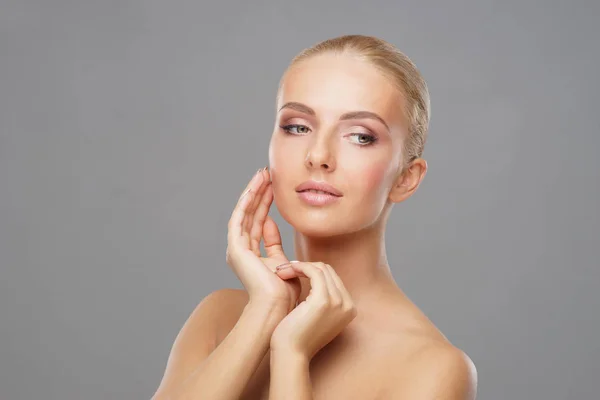 Beau Visage Jeune Fille Bonne Santé Sur Fond Gris Soins — Photo