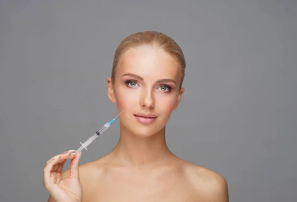 Genç Bir Kadının Yüzüne Güzellik Aşısı Estetik Ameliyat Cilt Gerdirme — Stok fotoğraf