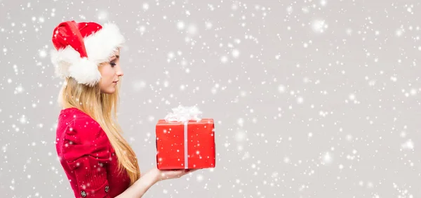 Hermosa Joven Bonita Chica Sombrero Navidad Sobre Fondo Con Nieve —  Fotos de Stock