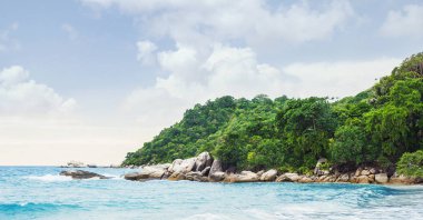 Egzotik Tay manzara. Tayland, Samui Adası. Deniz, okyanus ve orman görünümü