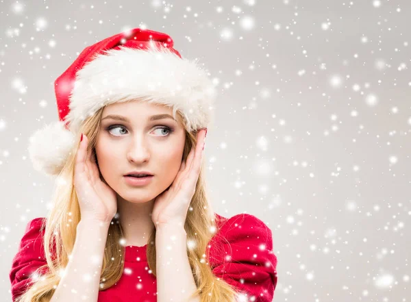 Menina Bonita Jovem Bonita Chapéu Natal Sobre Fundo Com Neve — Fotografia de Stock