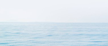 Gökyüzü ve okyanus pastoral manzara. Mavi deniz arka plan. Boşaltmak için herhangi bir metin.