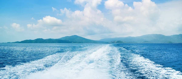 海と空 トレースの観水 青い海の背景 旅行と休暇の概念 — ストック写真