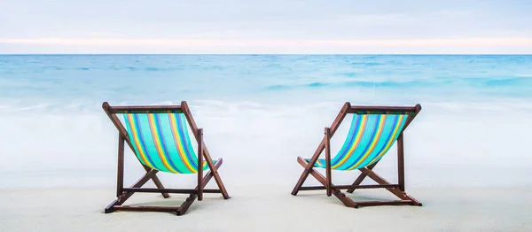 Liegestühle Einem Tropischen Strand Sommer Urlaub Und Urlaubskonzept — Stockfoto