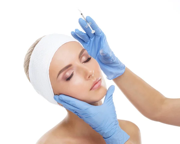 Lekarz Wstrzykujący Piękną Twarz Młodej Kobiety Chirurgia Plastyczna Podnoszenie Skóry — Zdjęcie stockowe