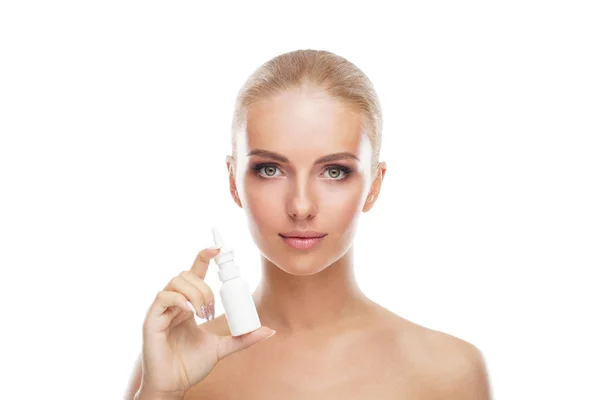 Menina Usando Aerossol Spray Nosal Gotas Isoladas Branco Mulher Com — Fotografia de Stock
