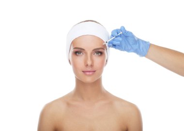 Genç bir kadının güzel yüzüne iğne yapan bir doktor. Estetik ameliyat, cilt gerdirme ve estetik tıp konsepti.