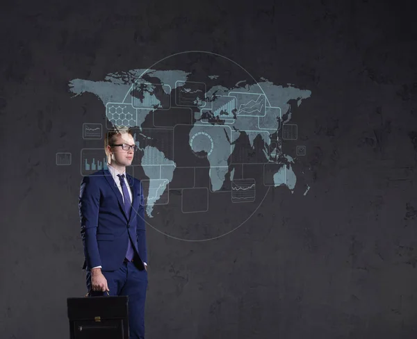 Empresário Está Com Pasta Plano Fundo Mapa Mundial Negócios Globalização — Fotografia de Stock