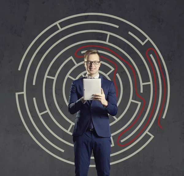 Zakenman Met Computer Tablet Permanent Achtergrond Van Een Labyrint Business — Stockfoto