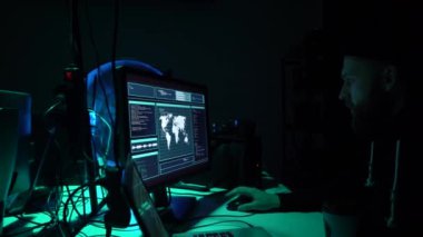 Bilgisayar korsanları virüs yazılımı ve arayüzü kullanarak kripto para dolandırıcılığı yapıyorlar. Bloke zincir siber saldırı, ddos ve kötü amaçlı yazılım konsepti. Yeraltı ofisi geçmişi.