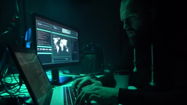 Hacker Σπάσιμο Server Χρησιμοποιώντας Πολλαπλούς Υπολογιστές Και Μολυσμένο Ransomware Ηλεκτρονικό — Αρχείο Βίντεο