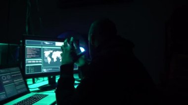 Internet dolandırıcılığı, darknet, veri hırsızlar, cybergrime kavramı. Sunucu hükümet hacker saldırı. Tehlikeli suçlular virüs programları Bodrum katında kodlama.