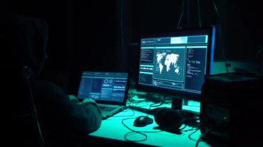 Internet dolandırıcılığı, darknet, veri hırsızlar, cybergrime kavramı. Sunucu hükümet hacker saldırı. Tehlikeli suçlular virüs programları Bodrum katında kodlama.