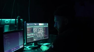 Bilgisayar korsanları virüs yazılımı ve arayüzü kullanarak kripto para dolandırıcılığı yapıyorlar. Bloke zincir siber saldırı, ddos ve kötü amaçlı yazılım konsepti. Yeraltı ofisi geçmişi.