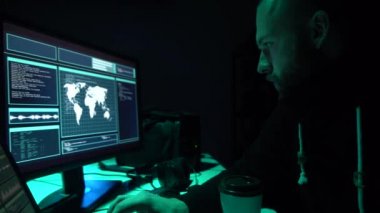 Aranan hackerlar virüs fidye yazılımını bodrumdaki bilgisayar ve dizüstü bilgisayarlarla kodluyorlar. Siber saldırı, sistem kırma ve kötü amaçlı yazılım kavramı.