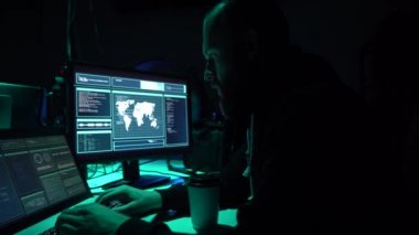 Bilgisayar korsanları virüs yazılımı ve arayüzü kullanarak kripto para dolandırıcılığı yapıyorlar. Bloke zincir siber saldırı, ddos ve kötü amaçlı yazılım konsepti. Yeraltı ofisi geçmişi.