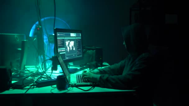 黑客使用多台计算机和感染病毒的软件破坏服务器 网络犯罪 信息技术 网络钓鱼邮件概念 — 图库视频影像