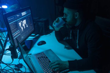 Internet dolandırıcılığı, darknet, veri hırsızlar, cybergrime kavramı. Sunucu hükümet hacker saldırı. Tehlikeli suçlular virüs programları kodlama.