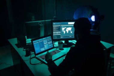 Bilgisayar korsanları virüs yazılımı ve arayüzü kullanarak kripto para dolandırıcılığı yapıyorlar. Bloke zincir siber saldırı, ddos ve kötü amaçlı yazılım konsepti. Yer altı arkaplanı.