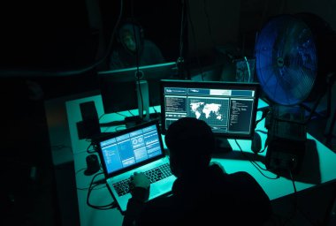Internet dolandırıcılığı, darknet, veri hırsızlar, cybergrime kavramı. Sunucu hükümet hacker saldırı. Tehlikeli suçlular virüs programları Bodrum katında kodlama.
