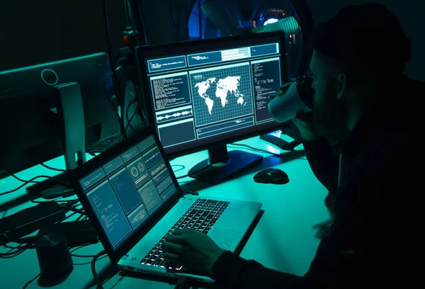 Recherchés pirates codant virus ransomware en utilisant des ordinateurs portables et des ordinateurs. Cyberattaque, rupture du système et concept de malware. — Photo