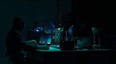 Bilgisayar korsanları virüs yazılımı ve arayüzü kullanarak kripto para dolandırıcılığı yapıyorlar. Bloke zincir siber saldırı, ddos ve kötü amaçlı yazılım konsepti. Yeraltı ofisi geçmişi.