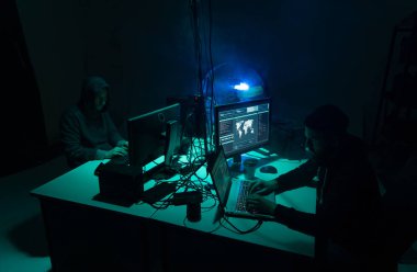 Bilgisayar korsanları birden fazla bilgisayar kullanarak sunucuyu kırıyor ve virüslü fidye virüsü kullanıyor. Siber suçlar, teknoloji, postacılık kavramı.