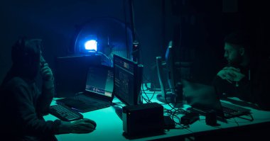 Internet dolandırıcılığı, darknet, veri hırsızlar, cybergrime kavramı. Sunucu hükümet hacker saldırı. Tehlikeli suçlular virüs programları kodlama.