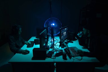 Bilgisayar korsanları birden fazla bilgisayar kullanarak sunucuyu kırıyor ve virüslü fidye virüsü kullanıyor. Siber suçlar, teknoloji, postacılık kavramı.