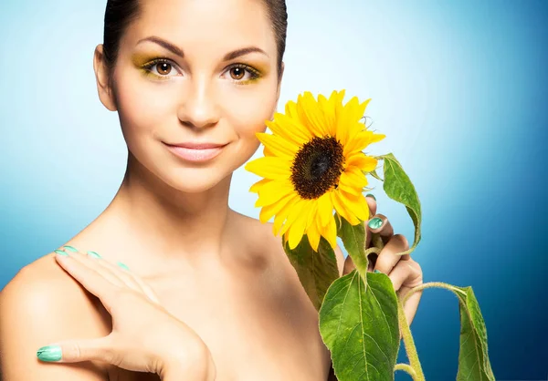 Retrato Mujer Hermosa Girasol Amarillo Sobre Fondo Azul Concepto Primavera — Foto de Stock