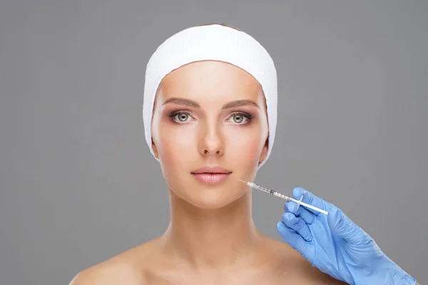 Docteur Injectant Dans Beau Visage Une Jeune Femme Chirurgie Plastique — Photo