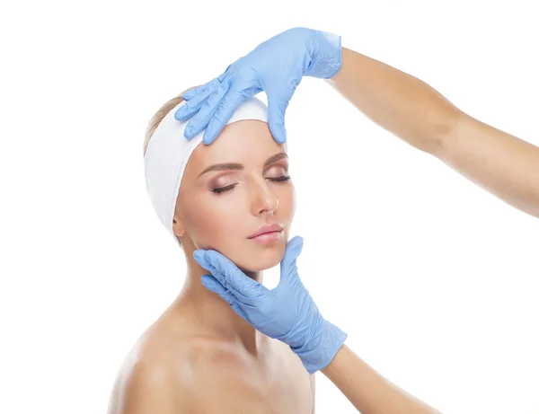 Mujer Recibiendo Tratamiento Masaje Palpación Terapeuta Curativo Recreación Rejuvenecimiento Salud — Foto de Stock