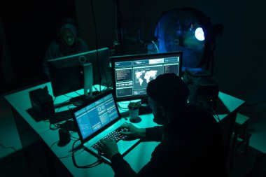 Internet dolandırıcılığı, darknet, veri hırsızlar, cybergrime kavramı. Sunucu hükümet hacker saldırı. Tehlikeli suçlular virüs programları Bodrum katında kodlama.