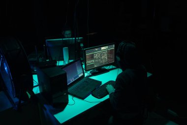 Bilgisayar korsanları birden fazla bilgisayar kullanarak sunucuyu kırıyor ve virüslü fidye virüsü kullanıyor. Siber suçlar, bilgi teknolojisi, posta düzenleme kavramı.