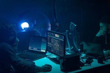 Internet dolandırıcılığı, darknet, veri hırsızlar, cybergrime kavramı. Sunucu hükümet hacker saldırı. Tehlikeli suçlular virüs programları Bodrum katında kodlama.