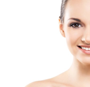 Beyaz arka planda izole edilmiş insan yüzü. Güzel, taze ve sağlıklı bir kadının spa portresi..