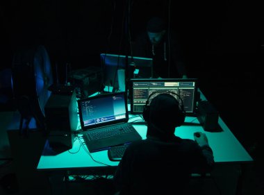 Internet dolandırıcılığı, darknet, veri hırsızlar, cybergrime kavramı. Sunucu hükümet hacker saldırı. Tehlikeli suçlular virüs programları Bodrum katında kodlama.
