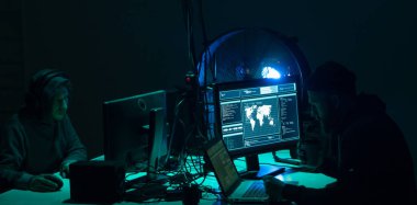 Bilgisayar korsanları virüs yazılımı ve arayüzü kullanarak kripto para dolandırıcılığı yapıyorlar. Bloke zincir siber saldırı, ddos ve kötü amaçlı yazılım konsepti. Yeraltı ofisi geçmişi.