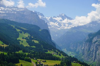 Dağ doruklarına arka plan manzara. Lauterbrunnen, Jungfrau, Bernese highland. Alpler, turizm yolculuk yürüyüş kavramı