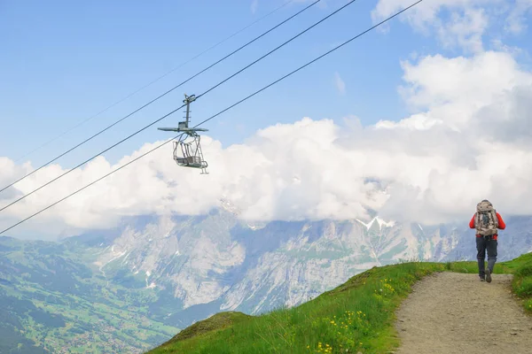 Turista Cestuje Alpách Alpské Vrcholy Krajinné Pozadí Jungfrau Bernese Highland — Stock fotografie