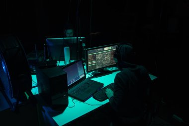 Bilgisayar korsanları virüs yazılımı ve arayüzü kullanarak kripto para dolandırıcılığı yapıyorlar. Bloke zincir siber saldırı, ddos ve kötü amaçlı yazılım konsepti. Yeraltı ofisi geçmişi.