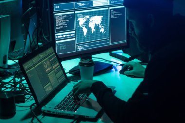 Hacker birden fazla bilgisayar ve virüslü fidye virüsü kullanarak sunucuyu kırıyor. Siber suçlar, bilgi teknolojisi, posta düzenleme kavramı.