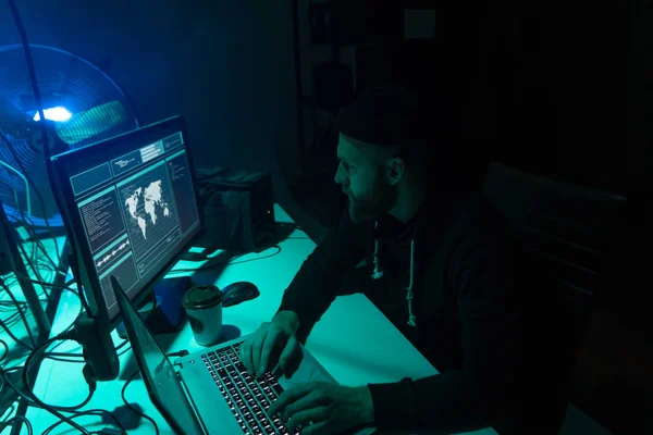 Hacker betrügen Kryptowährungen mit Virensoftware und Computerschnittstelle. Blockchain cyberattack, ddos und malware concept. Hintergrund des unterirdischen Büros. — Stockbild Hacker Betrügen Kryptowährungen Mit Virensoftware Und Computerschnittstelle Blockchain Cyberattack Ddos — Stockfoto