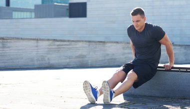 Genç ve spor giyim açık eğitim sportif adam. Yakışıklı ve formda adam sokakta. Spor, sağlık, fitness ve atletizm.