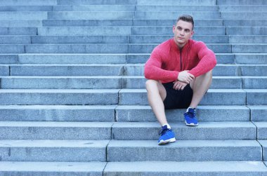 Genç ve spor giyim açık eğitim sportif adam. Yakışıklı ve formda adam sokakta. Spor, sağlık, fitness ve atletizm.