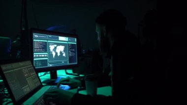Internet dolandırıcılığı, darknet, veri hırsızlar, cybergrime kavramı. Sunucu hükümet hacker saldırı. Tehlikeli suçlular virüs programları Bodrum katında kodlama.