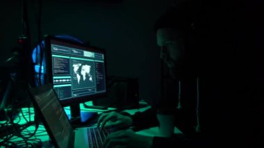 Internet dolandırıcılığı, darknet, veri hırsızlar, cybergrime kavramı. Sunucu hükümet hacker saldırı. Tehlikeli suçlular virüs programları Bodrum katında kodlama.